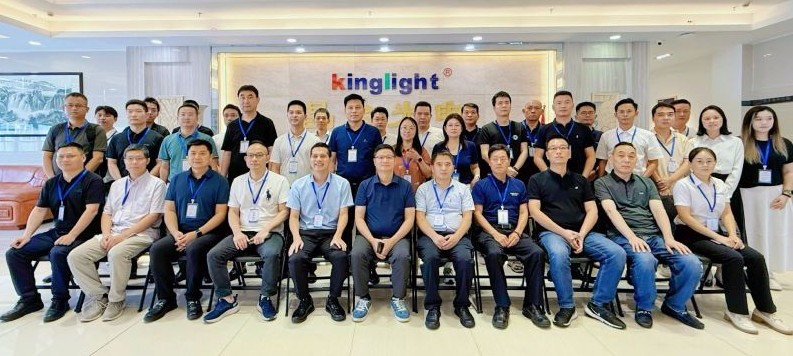 group photo of the seminar